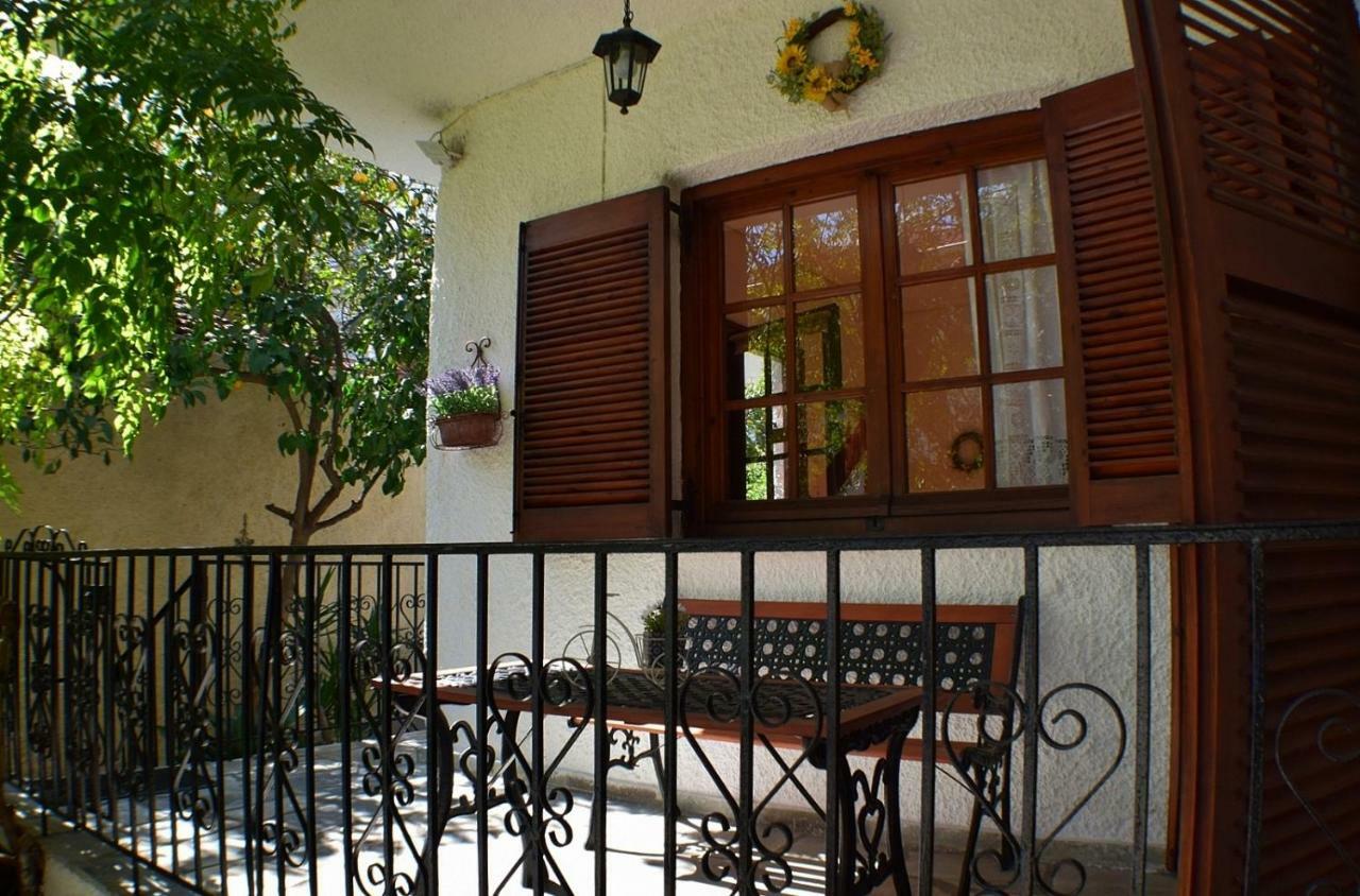 House Inside Garden Apartment Volos Ngoại thất bức ảnh