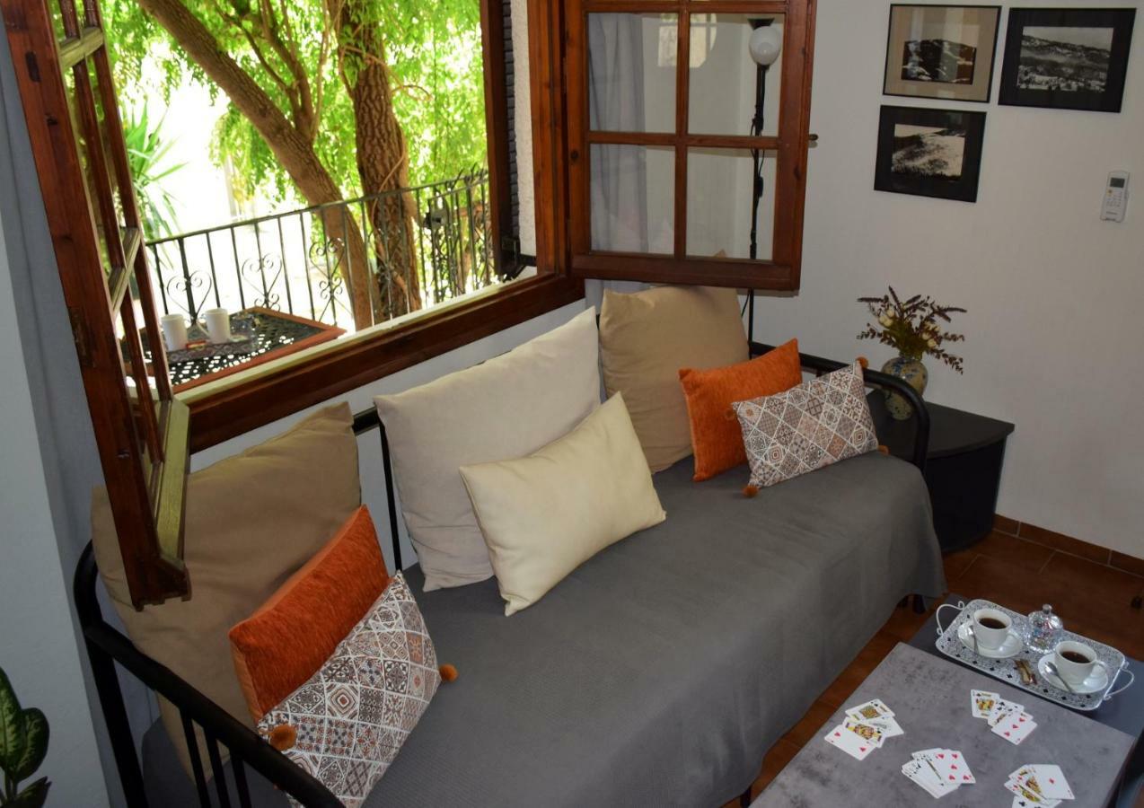 House Inside Garden Apartment Volos Ngoại thất bức ảnh